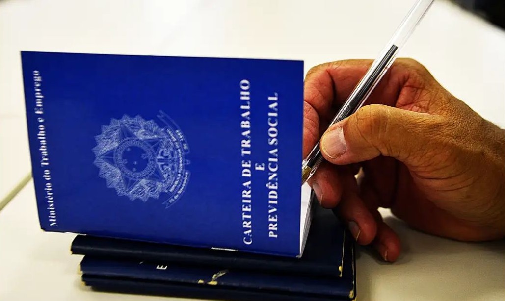 Leia mais sobre o artigo Desemprego recua para 5,6%, a menor taxa desde 2012, mostra IBGE