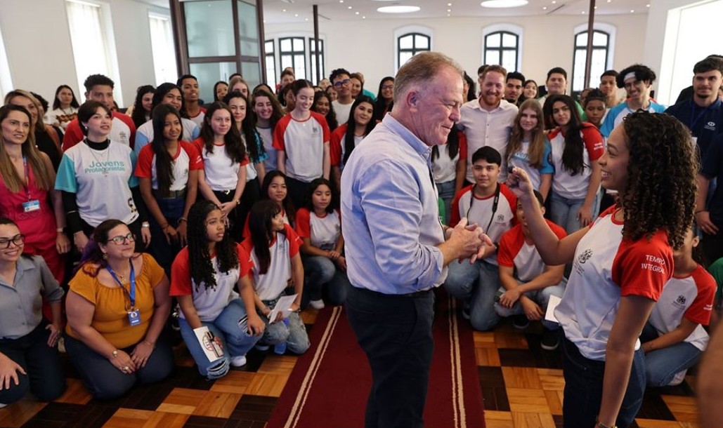 Leia mais sobre o artigo Governador recebe alunos da Rede Estadual para entrevista coletiva no Palácio Anchieta