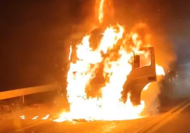 Leia mais sobre o artigo VÍDEO: Carreta pega fogo na BR-101 em Anchieta e trânsito é liberado após horas de interdição